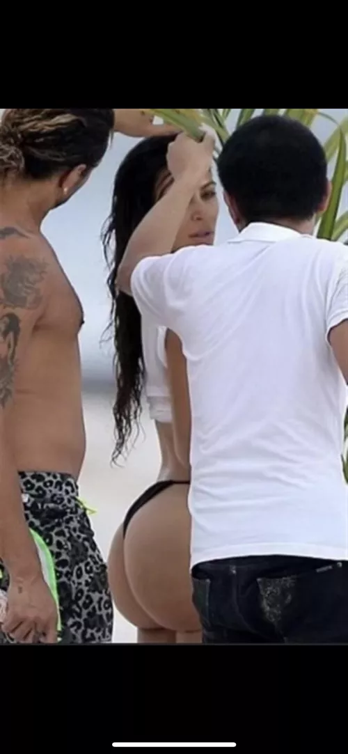Kim K beach booty 🔥 