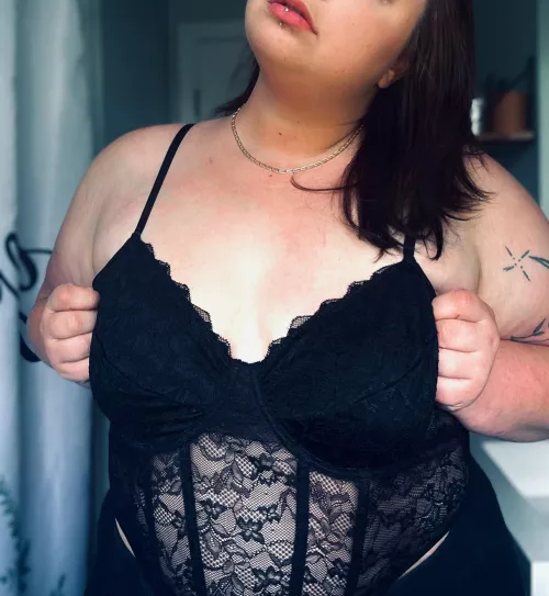 Take me out and treat me like a queen… then take me home and treat me like a slut 💋