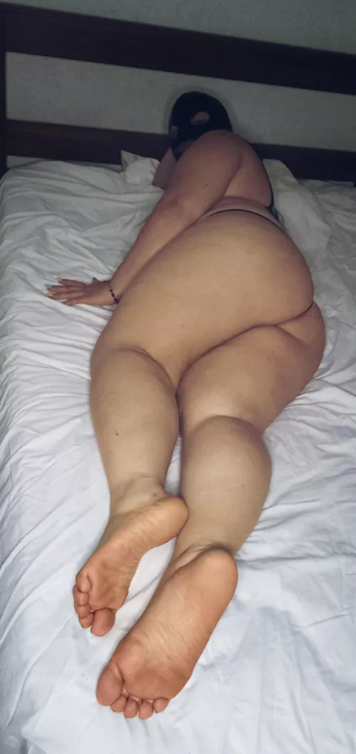 Worship my feet and put yourself at my mercy 