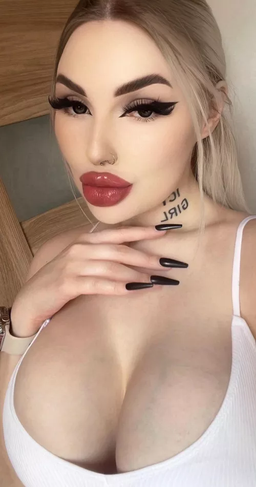 I’d stare too🤭💅🏻