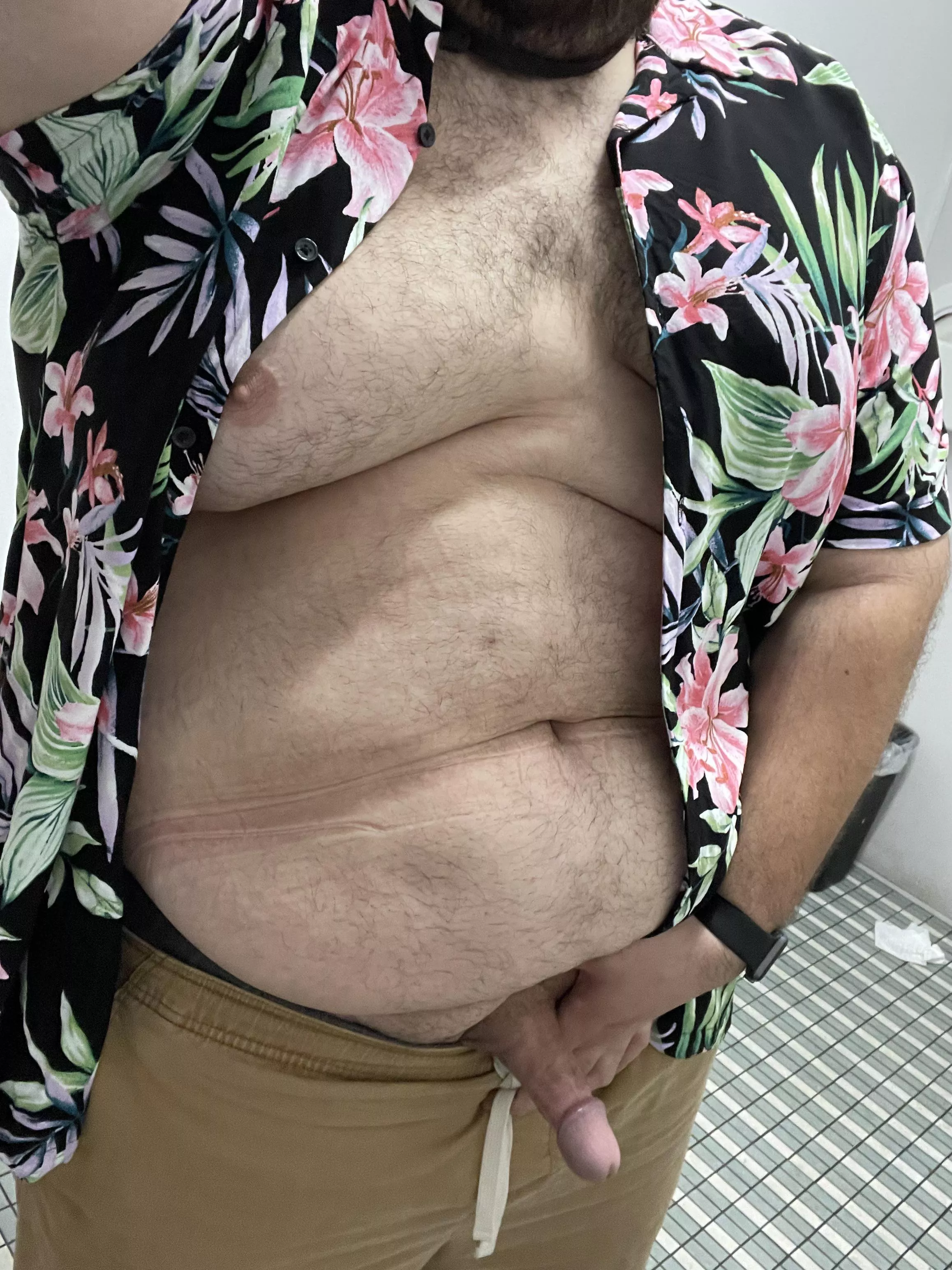 I’m big hairy and I love to fuck