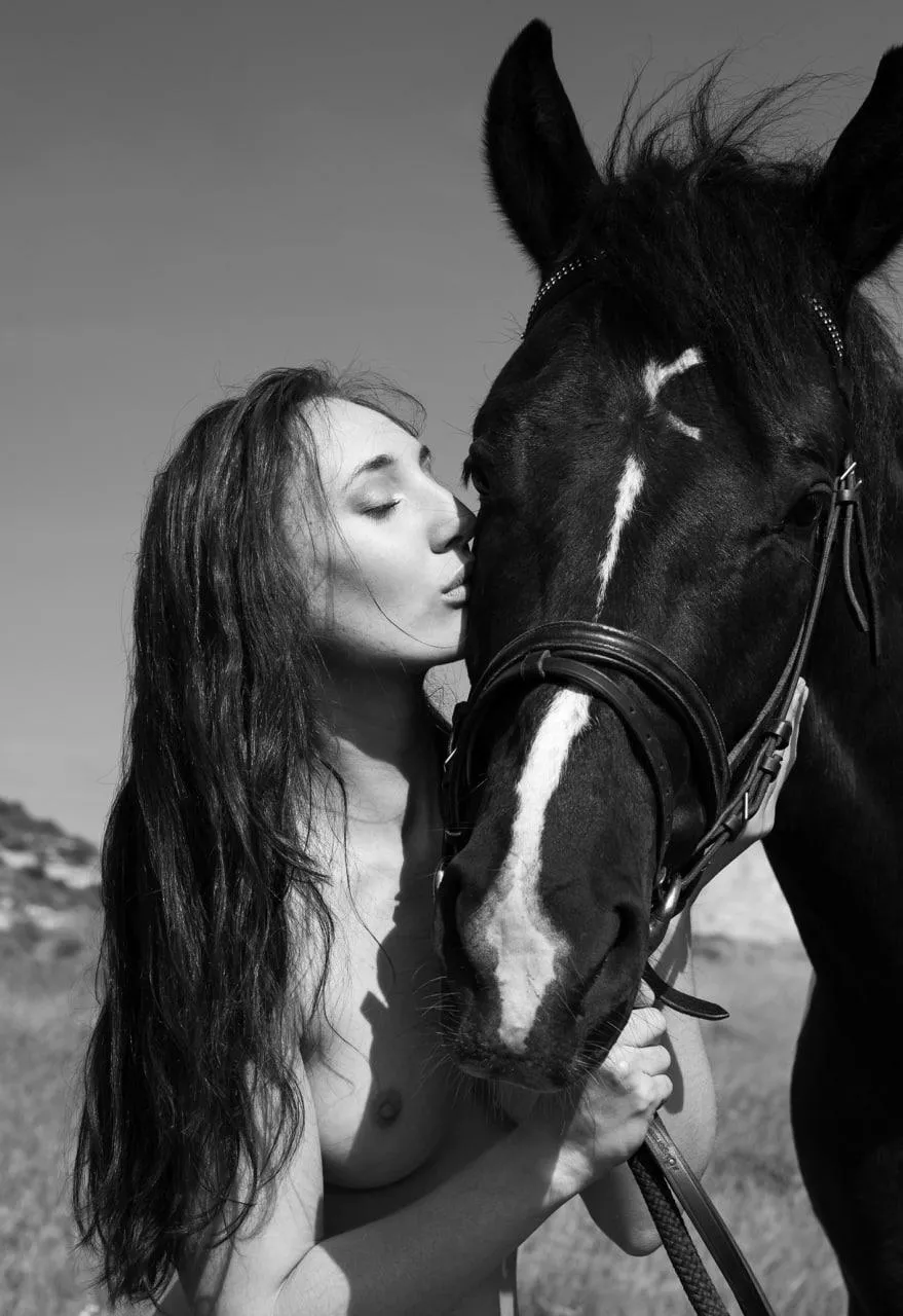 Kisses and just one boob, horse-approved! 🐴