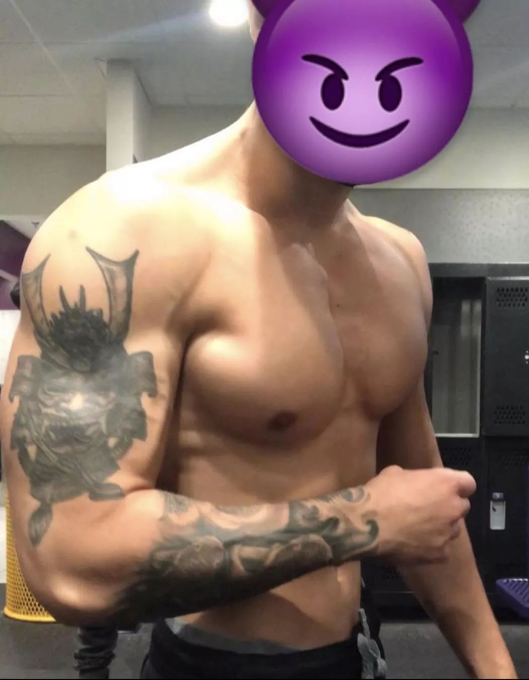 Locker room flexin is always fun 😈😈🤝