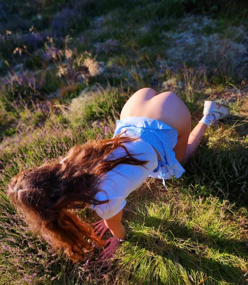 Pantyless on all four, ready for some public fun 🥵