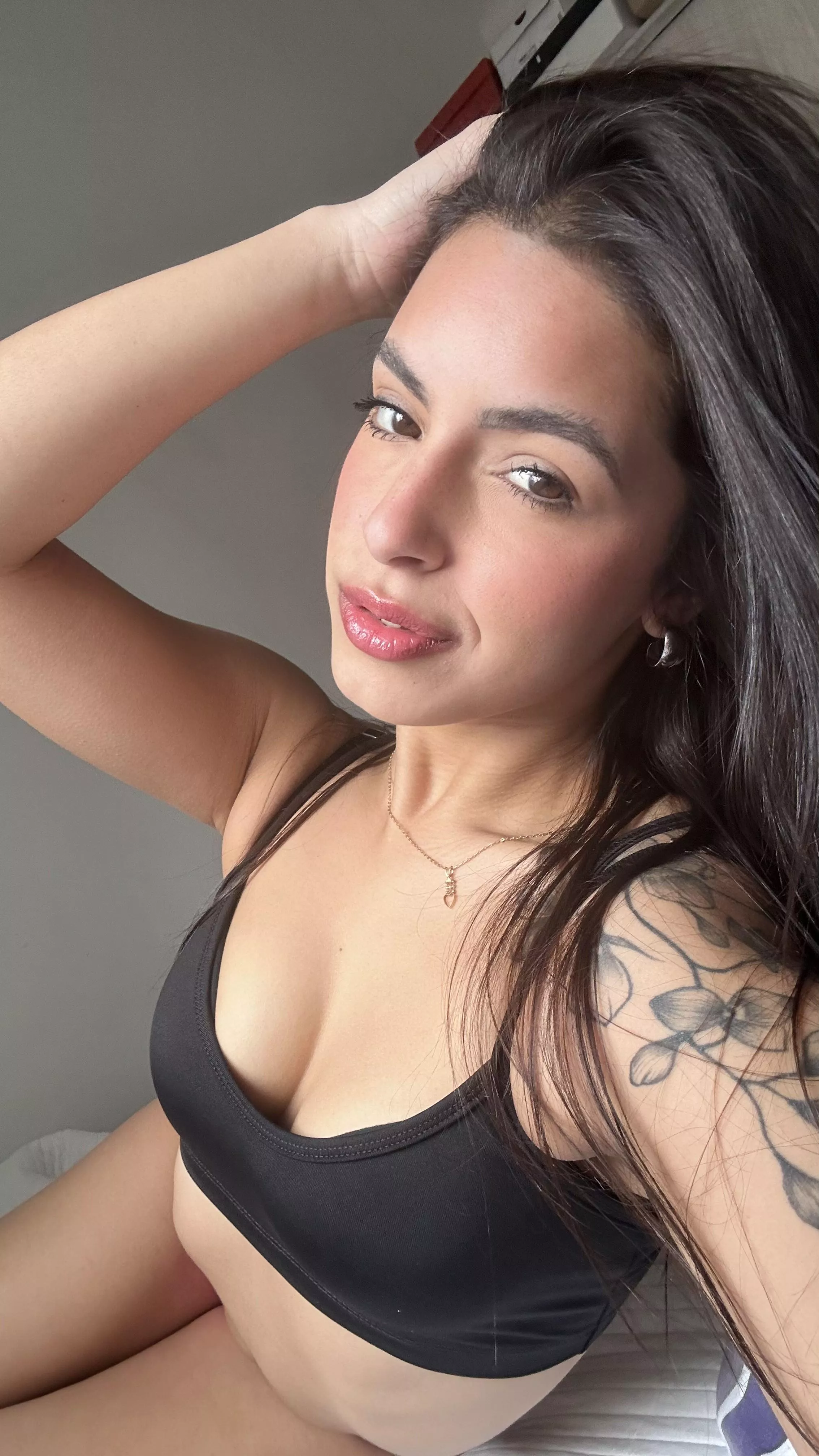 smol body, kinda smol tits