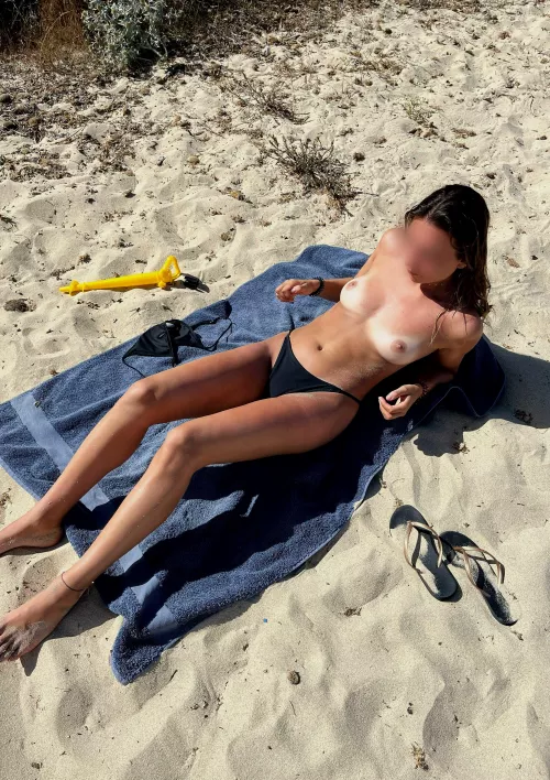 Would you notice me better if I have no panties on 🤭