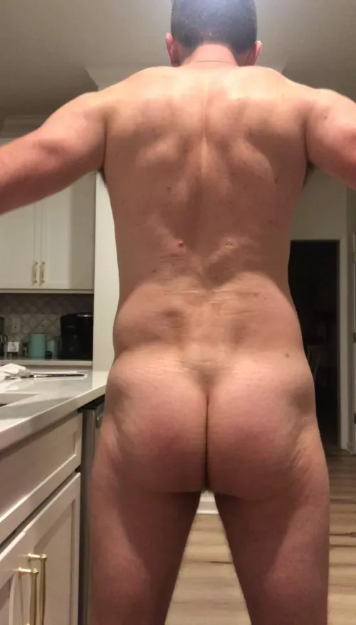 [33] Ladies, who here loves a well defined butt on a guy?!