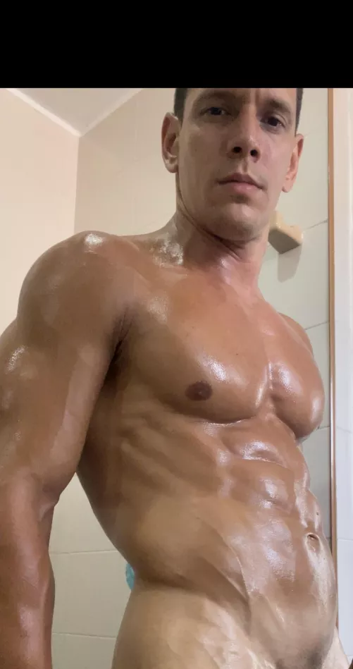 Do you like my oiled abs? 🍫