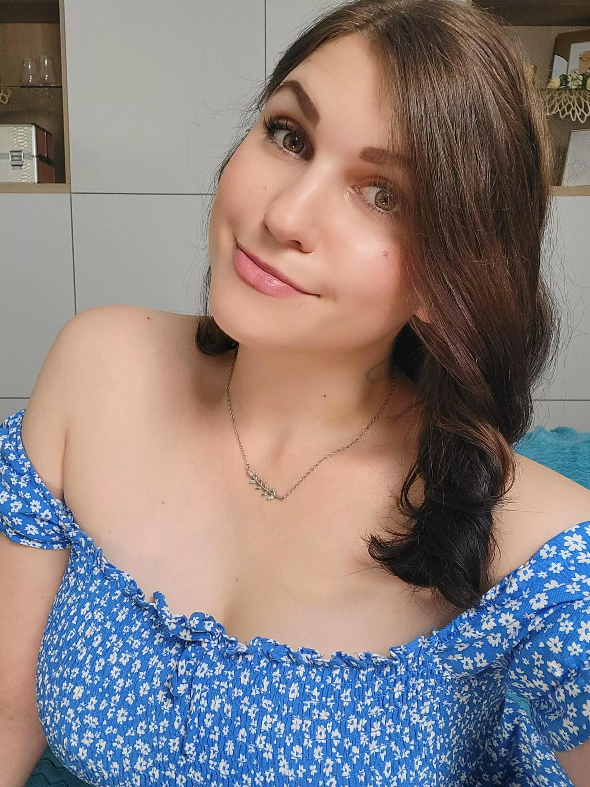 Heyy welcome to my room on @chaturbate [Tiny_hat] 😊