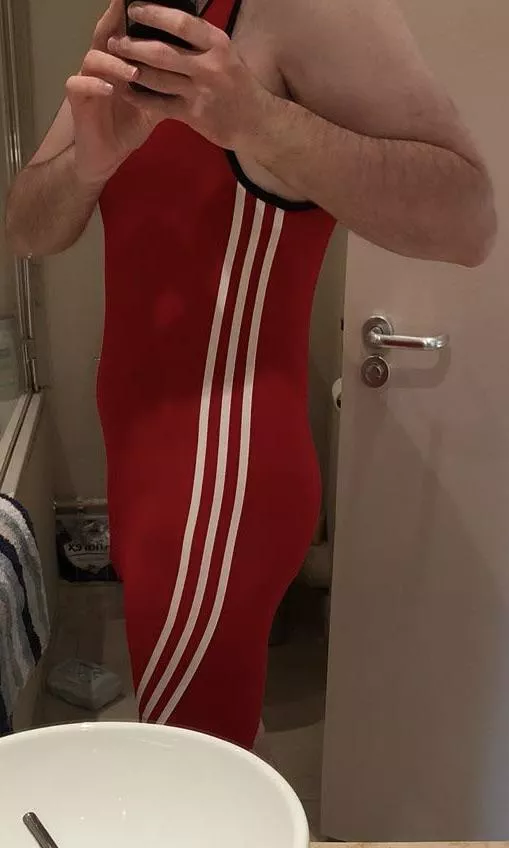 I dug out my old blue singlet last weekend, but I also have a red one that I couldn’t find anywhere. Finally managed to remember where I stored it. Better than the blue one I think. 