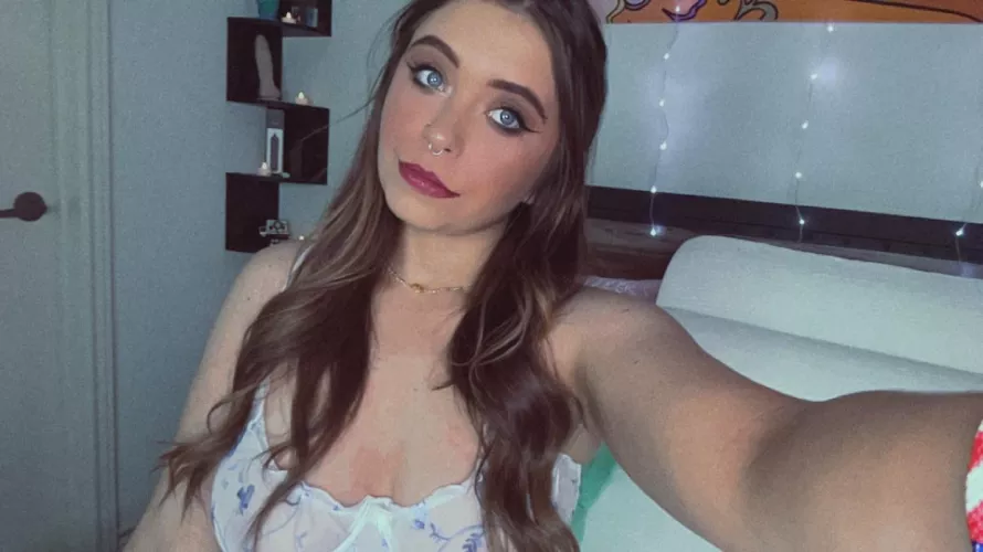 Live rn 💗 haven’t used my fuck machine in over a week!!!   Www.chaturbate.com/stacycakesxo