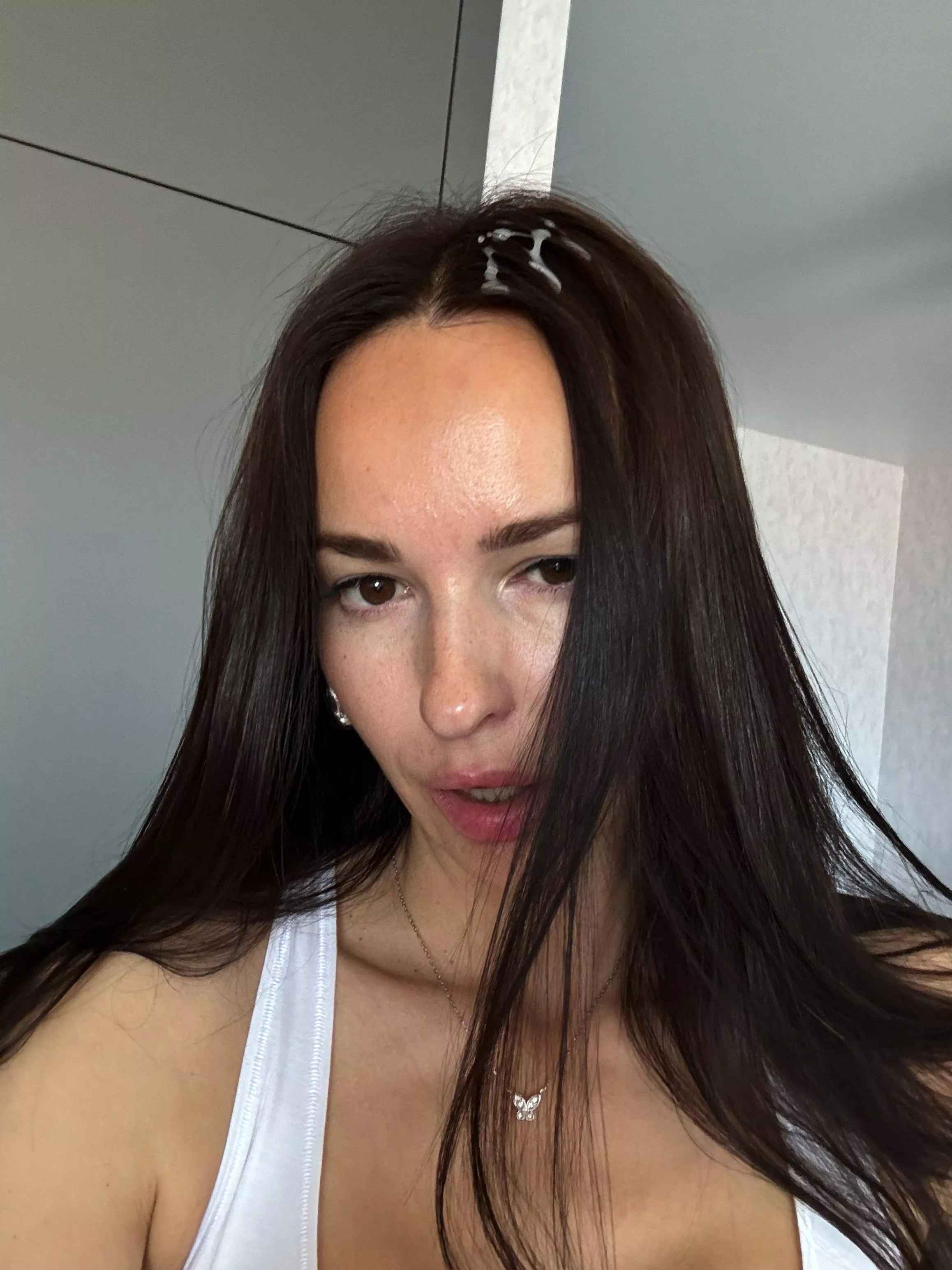 love taking hot selfies…