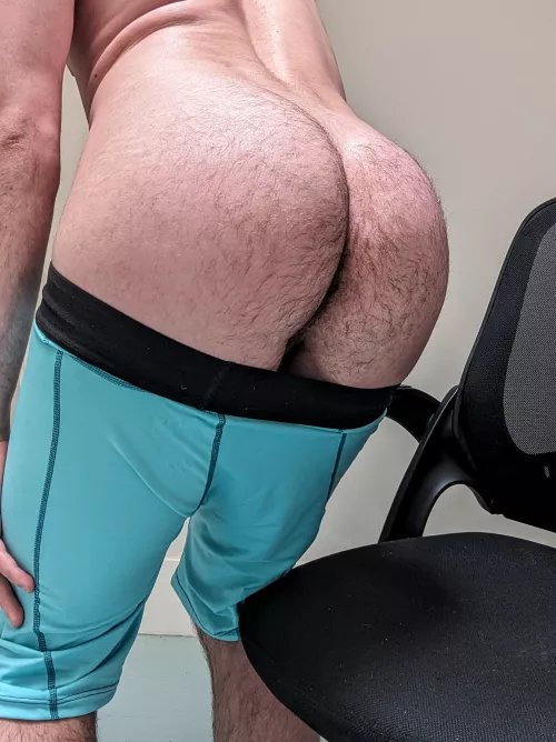 Finally getting more hairy 😏🍑