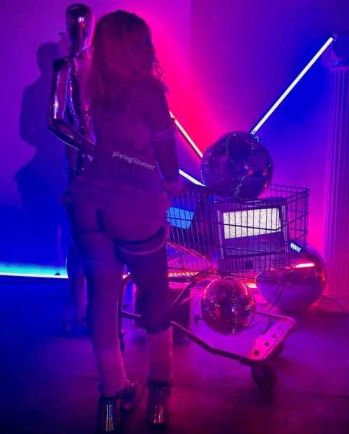 i love bass & showing off my booty 🖤