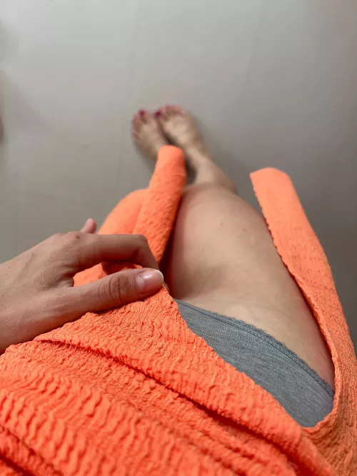 I love dresses with splits 