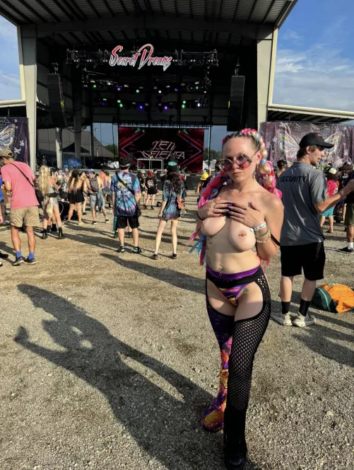 the security guard didn’t tell me to put my tits away 