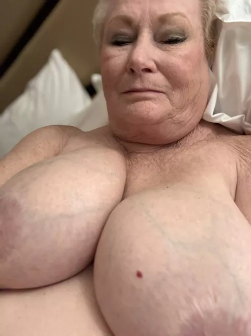 This is what a 72yo naked lady looks like while sleeping