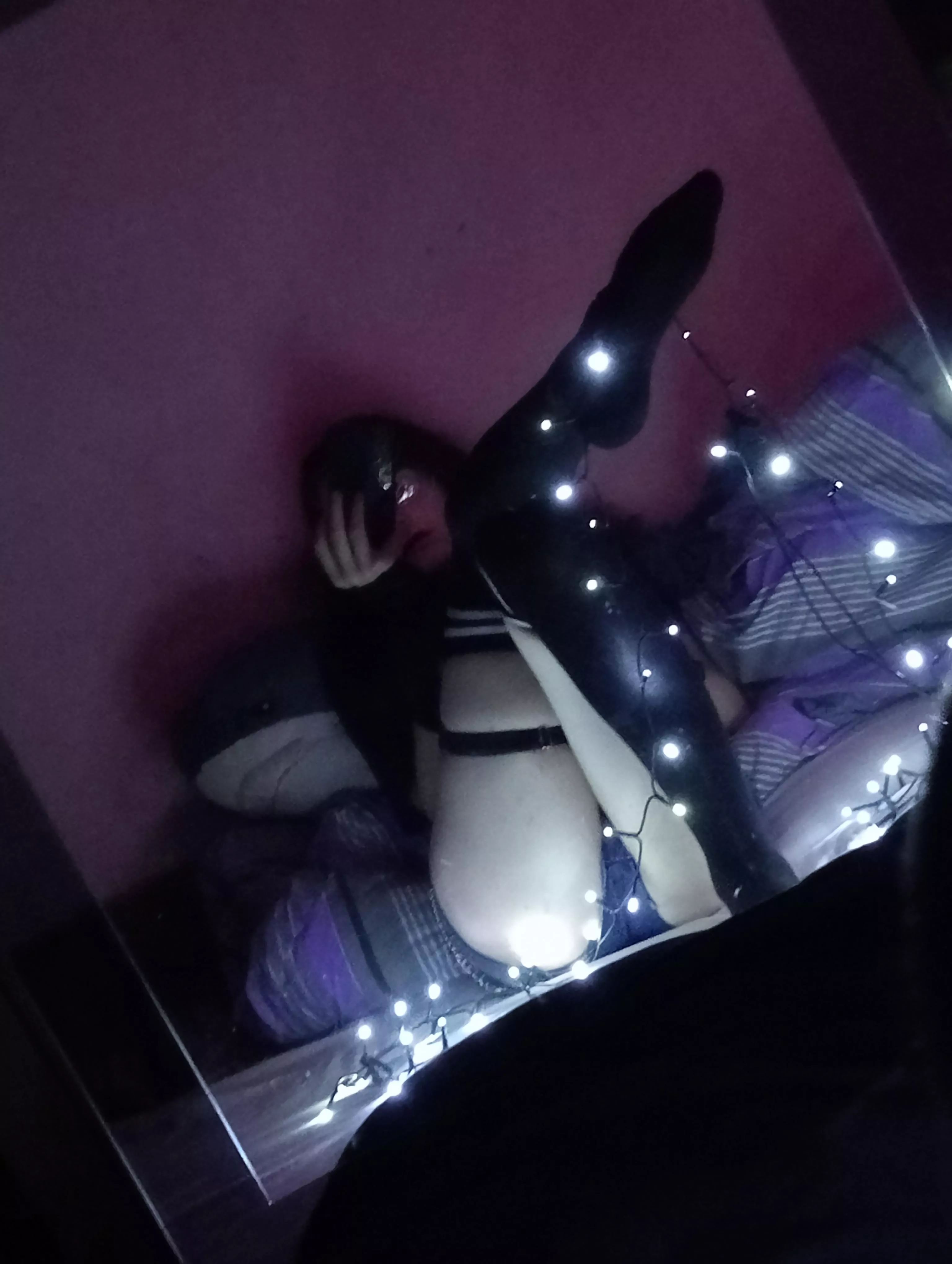 Femboy in da bed ;-;