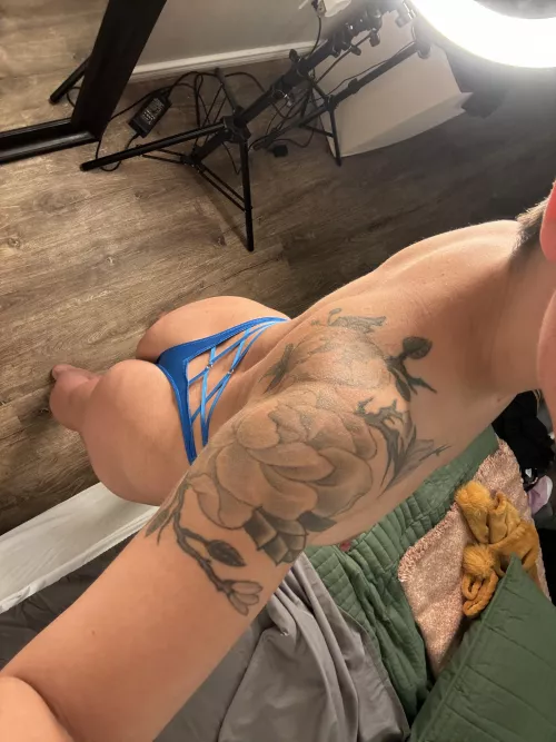 Short brunette hair, latina booty