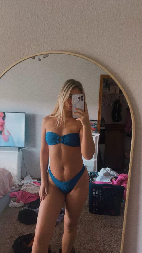 Blondes in blue do it best