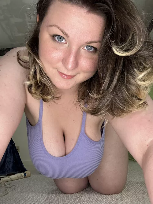 Don't let the boobs distract you. It's all about these eyes