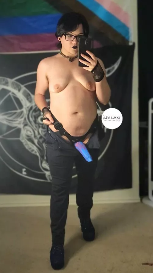 Emo girls fuck but they also peg 😈