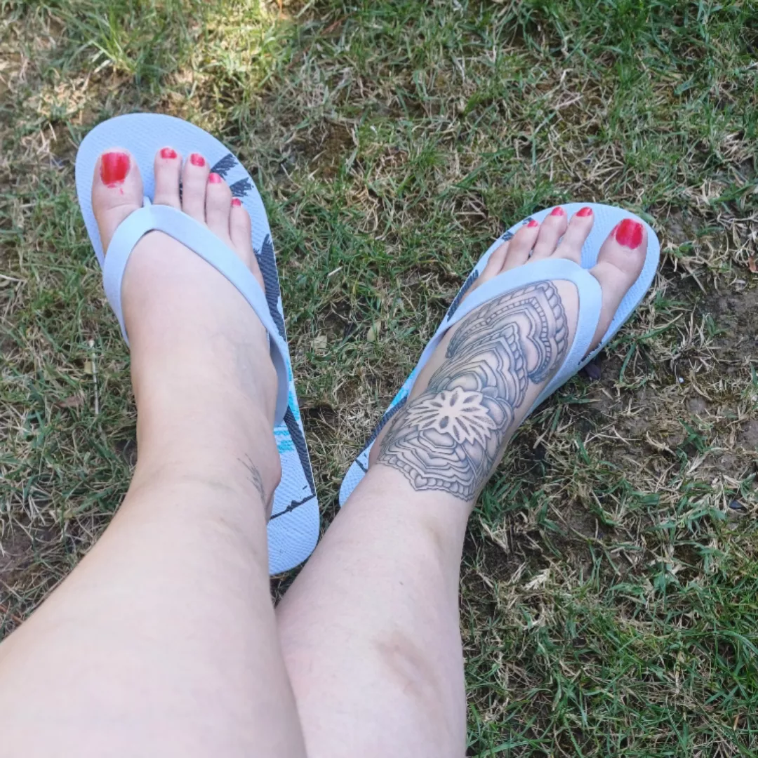 How would I take off my flip flops? 🐶