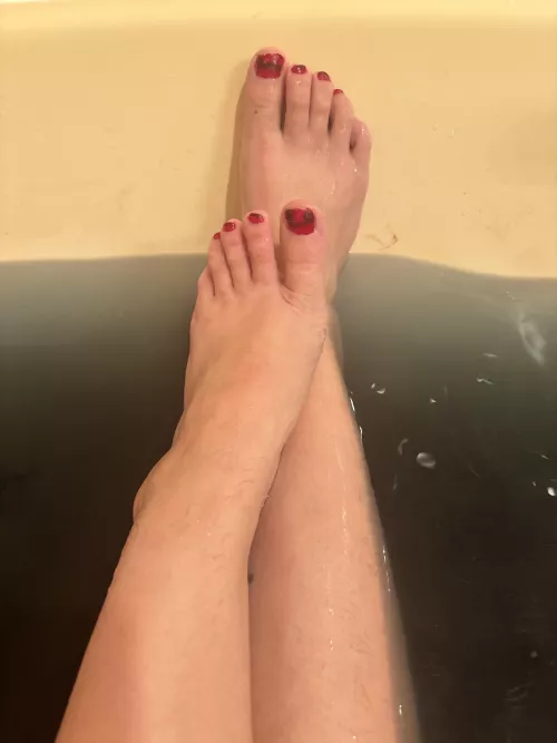 Red toes in the tub