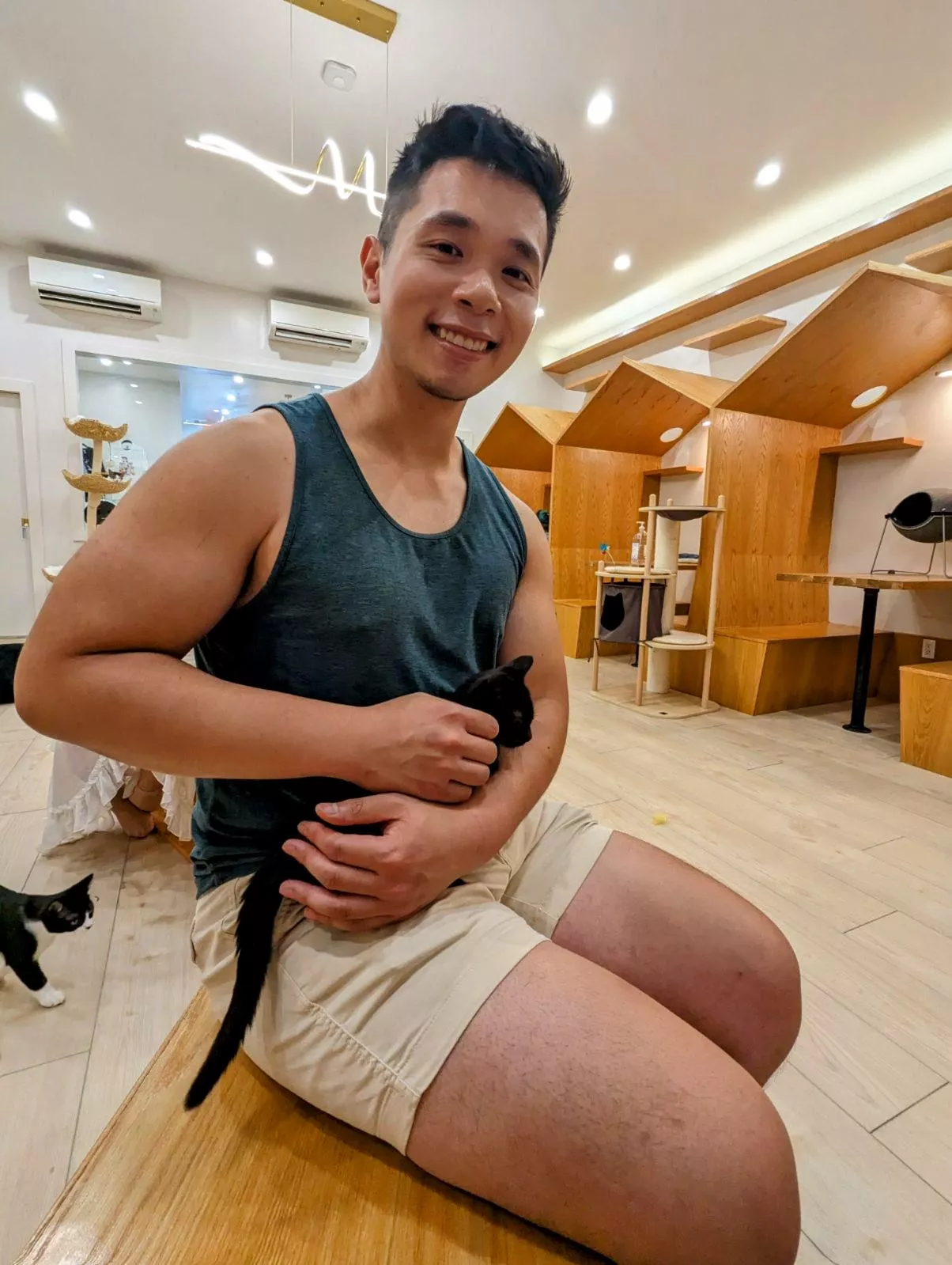 this lil dude sat in my arms for 10 mins 😻