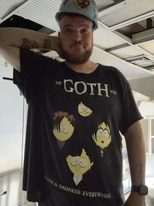 Any other non conformists on here? And are goth…. Not emo or a vamp kid 