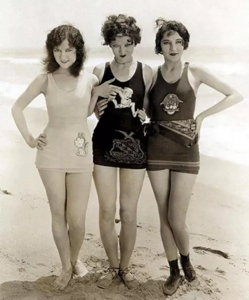 Doris Hill, Myrna Loy and Jane Winton (1926)
