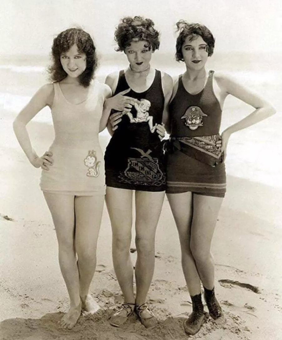 Doris Hill, Myrna Loy and Jane Winton (1926)