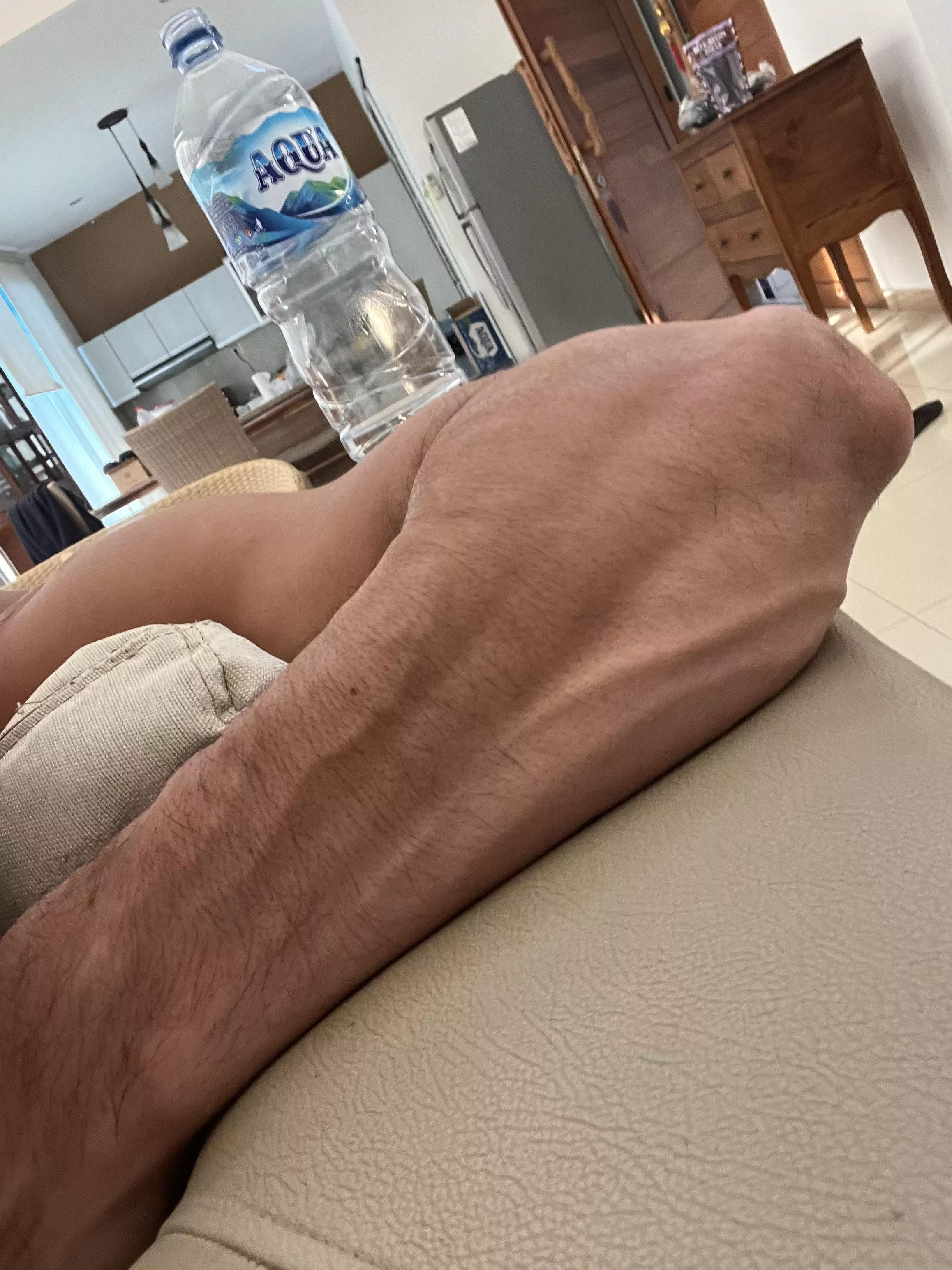 I’ll SQUEEZE your asscheeks with my strong tan arms 😎😈