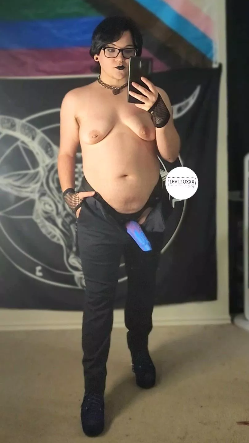 Kinky goth fem[dom] available now! Very [fet] friendly so don't be shy 😈 Offering [sext]ing sessions, live [cam], custom [vid] & more!