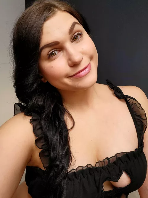 Welcome to my room on @chaturbate right now 😊 [Tiny_hat]