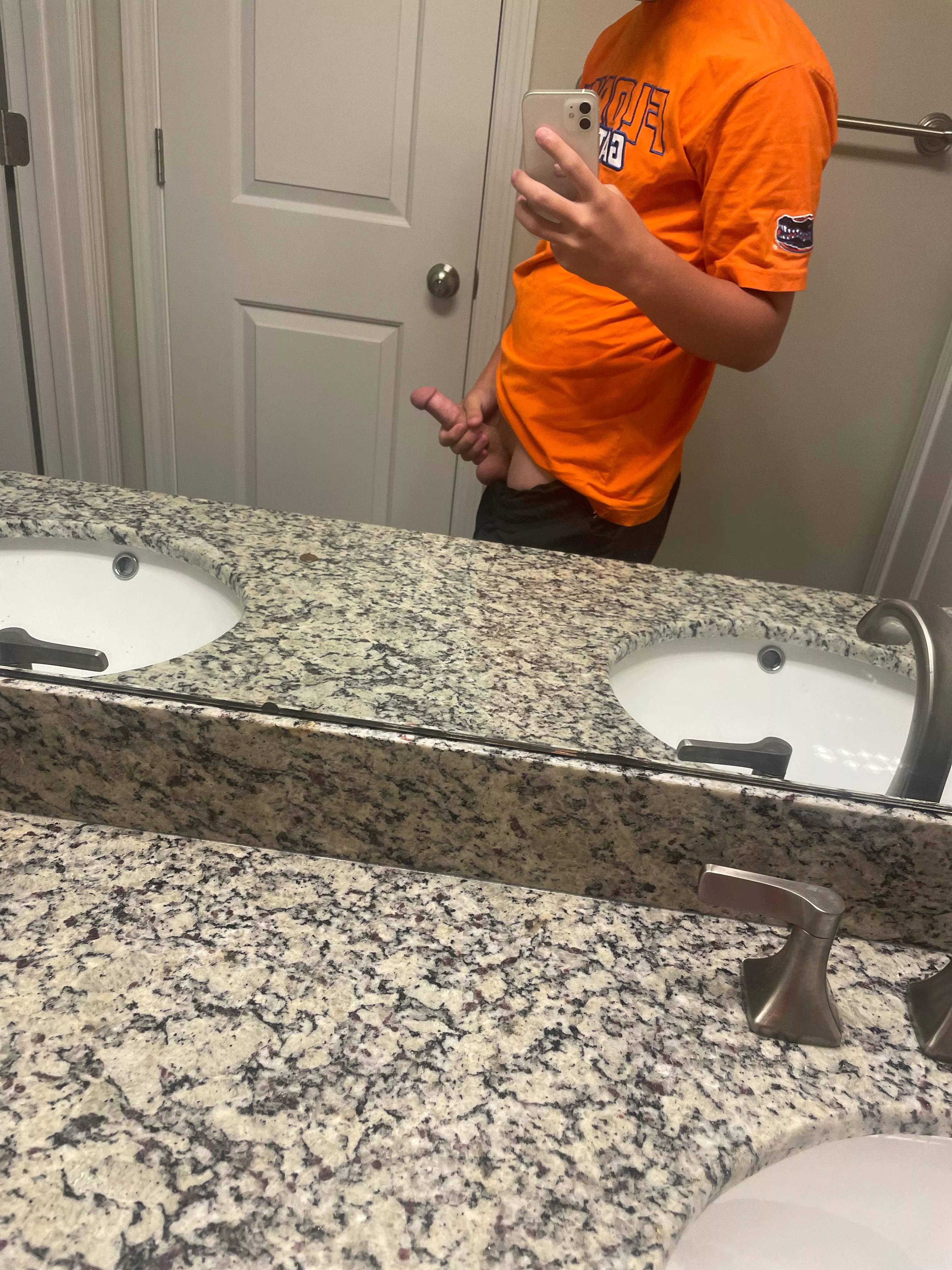 who wants to exchange dick pics maybe ass hole pics too