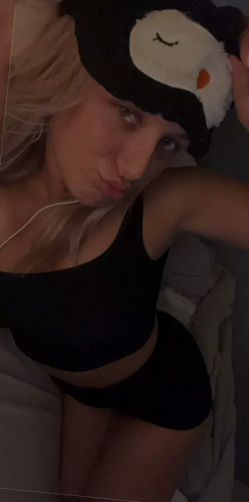 18f, Rub that cock on my pouty lips ;) xx