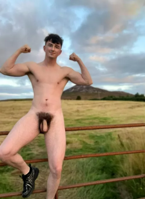 Are y’all into bushy farm boys? 💪