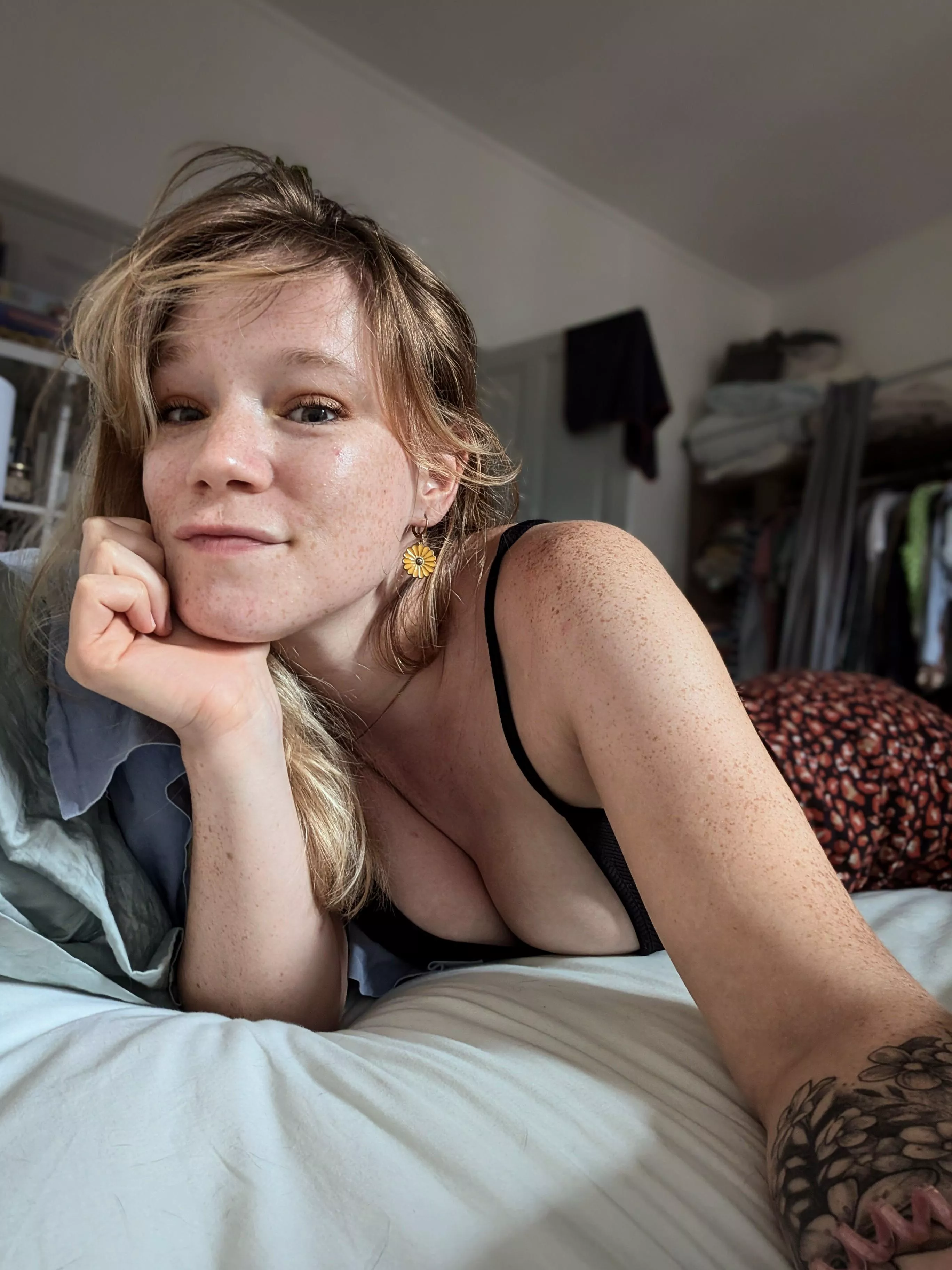 Chilling in bed is actually better that doing my chores (F27)
