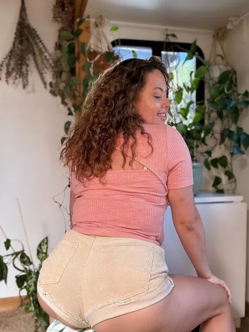 Cum hangout with me @divinely_elle_