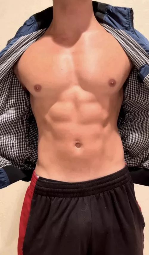 Funky lighting but here’s a V check @ 218lbs 😈😊😁