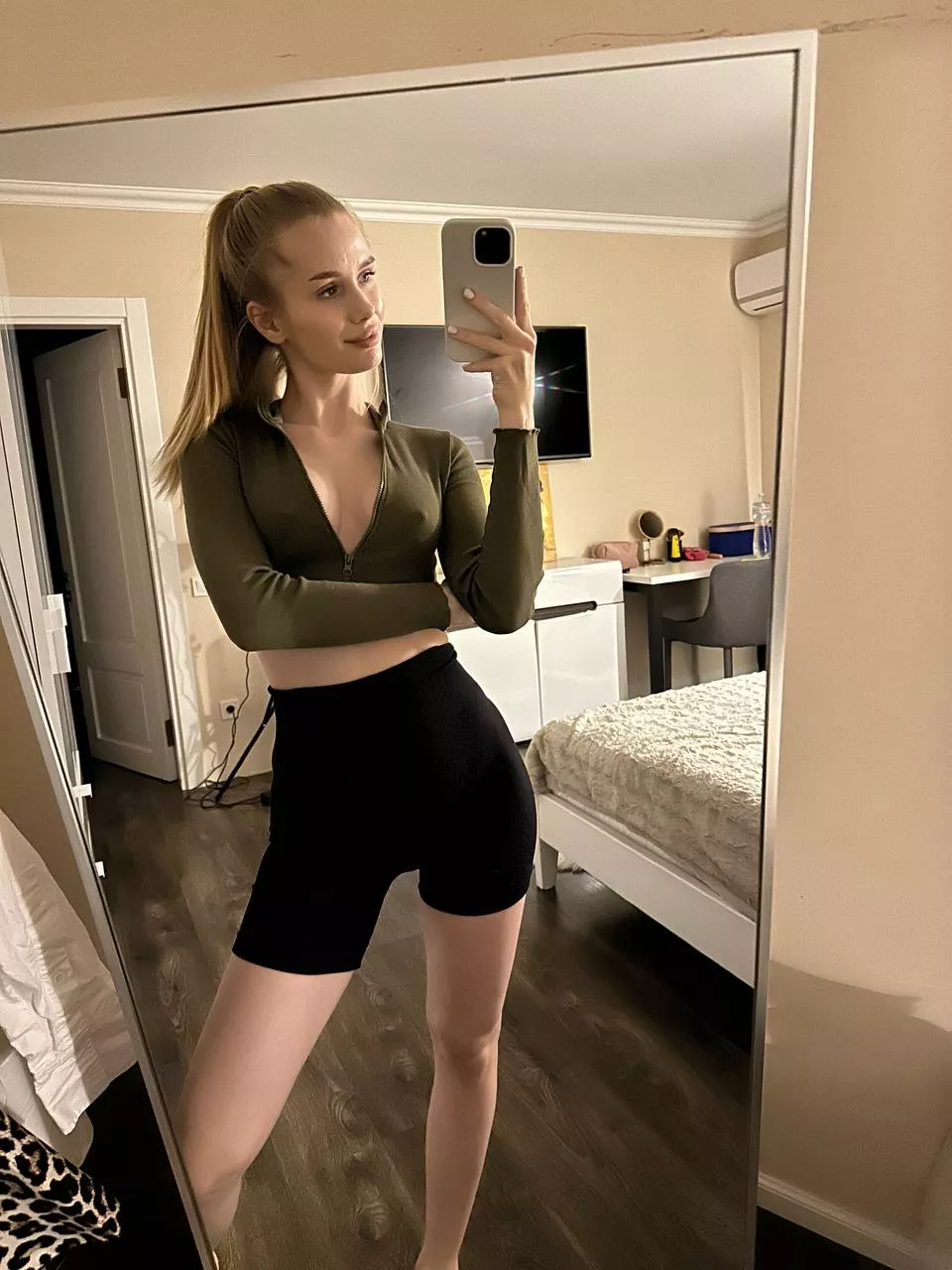 I go to the gym like this and don’t understand why everyone is looking at me :/