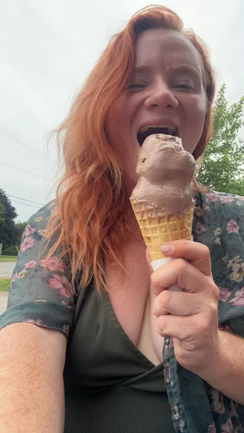 I’d love to know your fave ice cream flavour, mine is choco peanutbutter 🤭