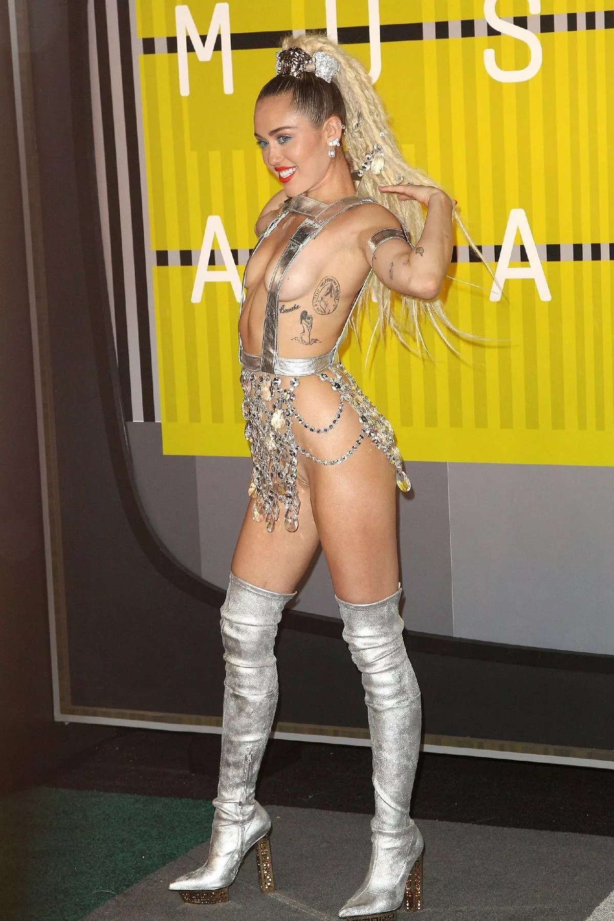 Miley looking sexy 🔥 