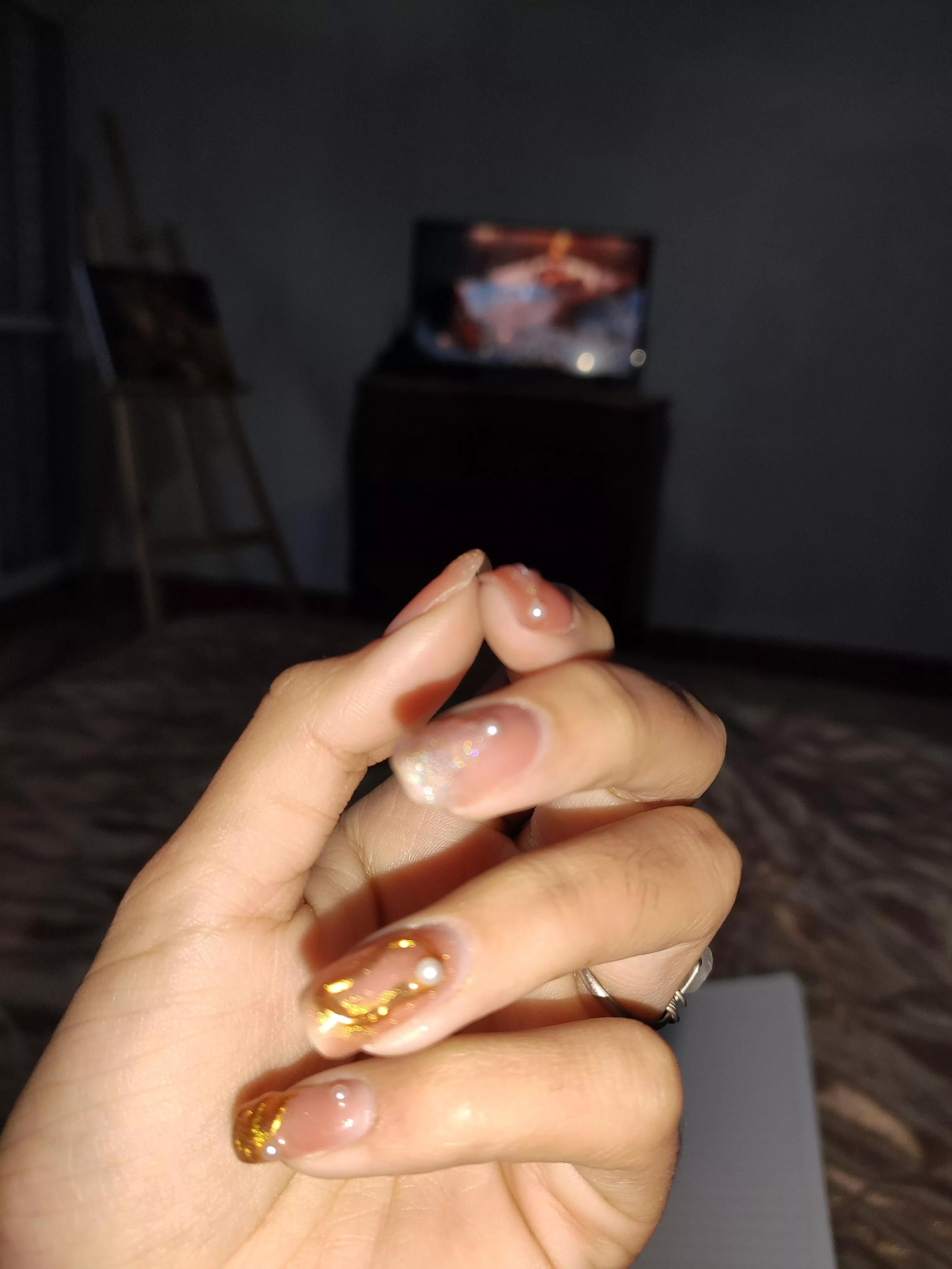 Rembruise mommy's nails 💅