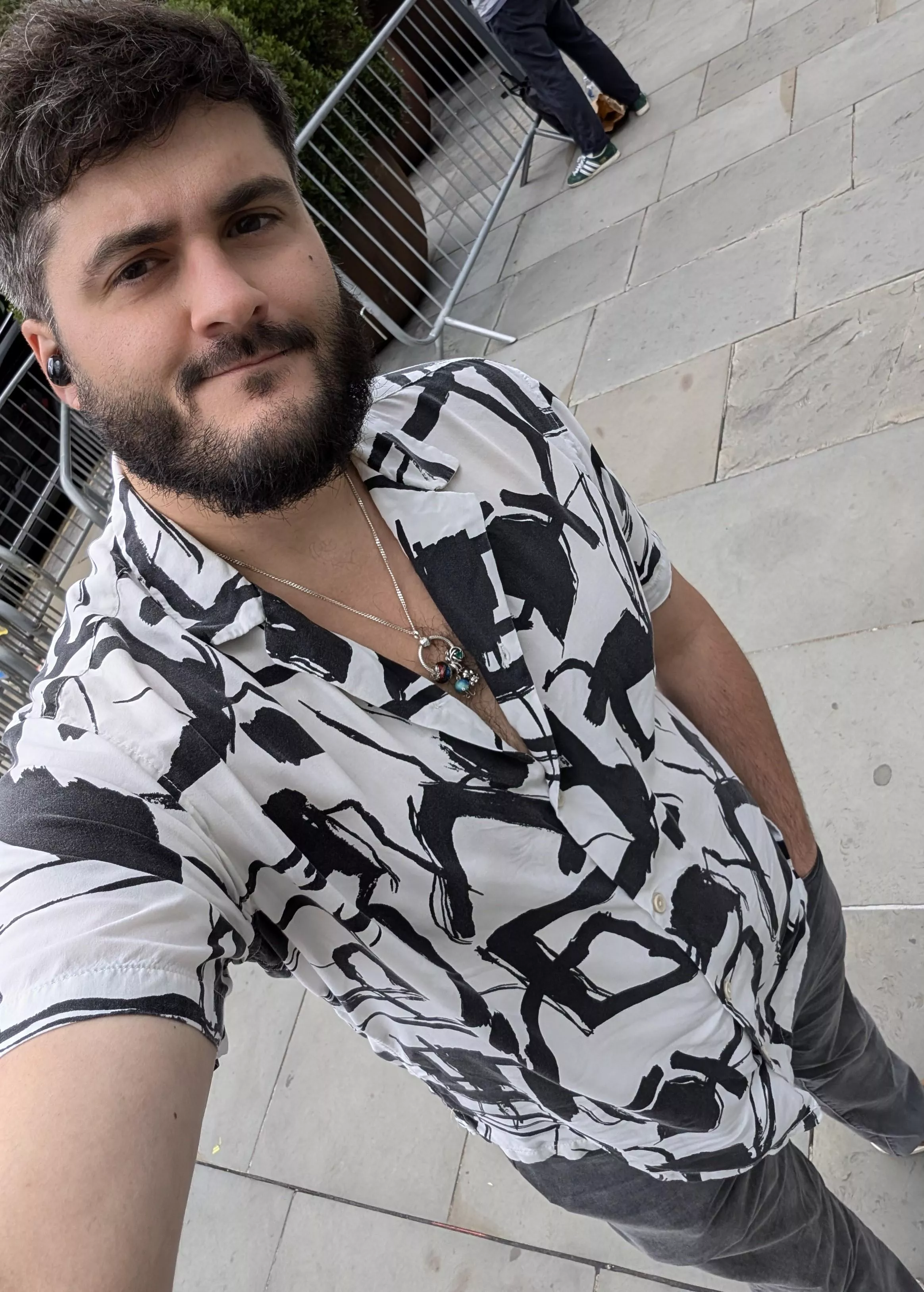 34 UK, love to find some people to play games with; I'm on PC, currently play LoL, WoW and BG3! Open to suggestions though! I wanna play 7 days to die with people! 