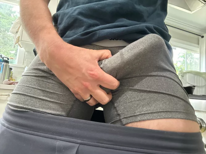 (39) Weekend morning bulge