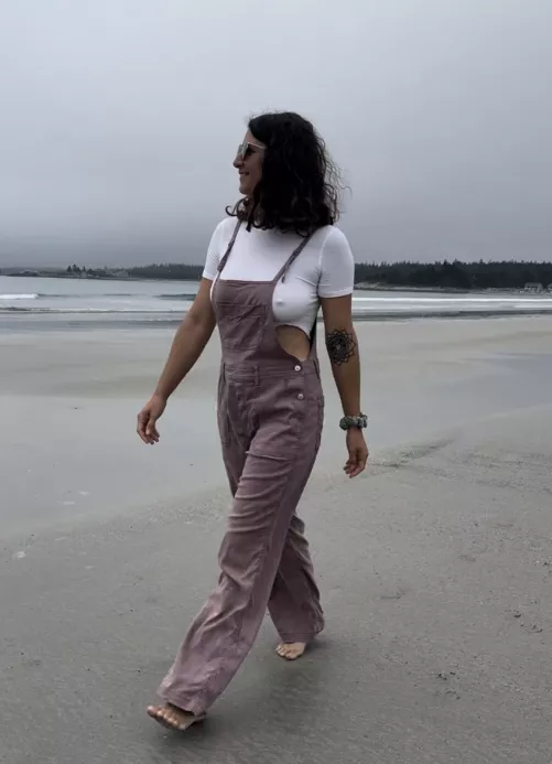 Feeling cute on the beach [f]