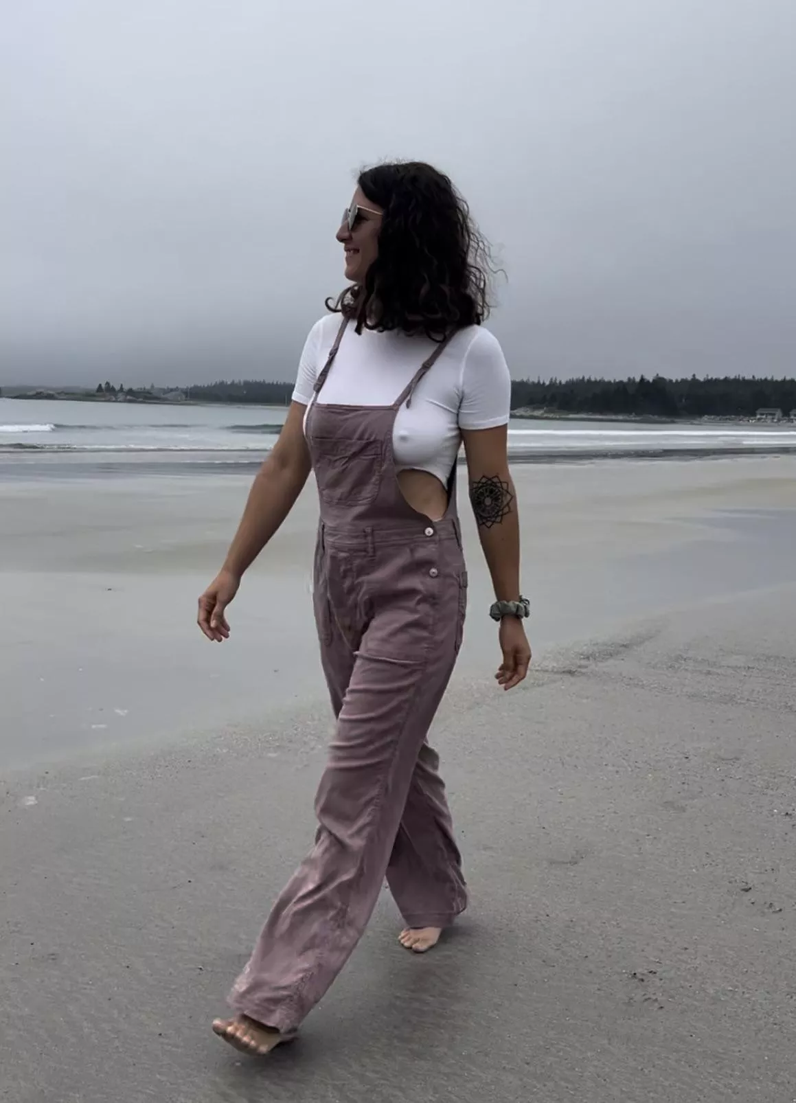 Feeling cute on the beach [f]