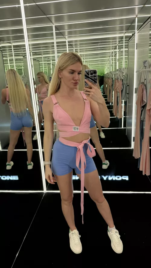 I had a dream of blowing a stranger in the changing room, let's make it come true😛